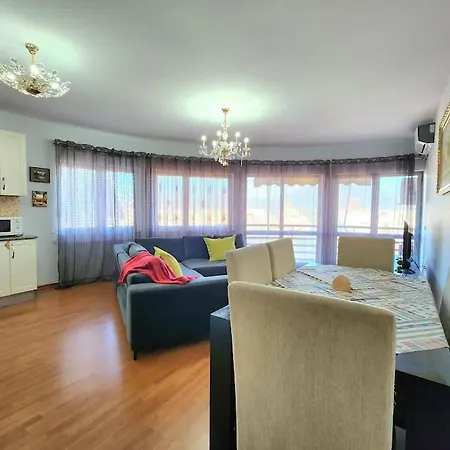 Ring Corner Flat W/ 24h Check In *